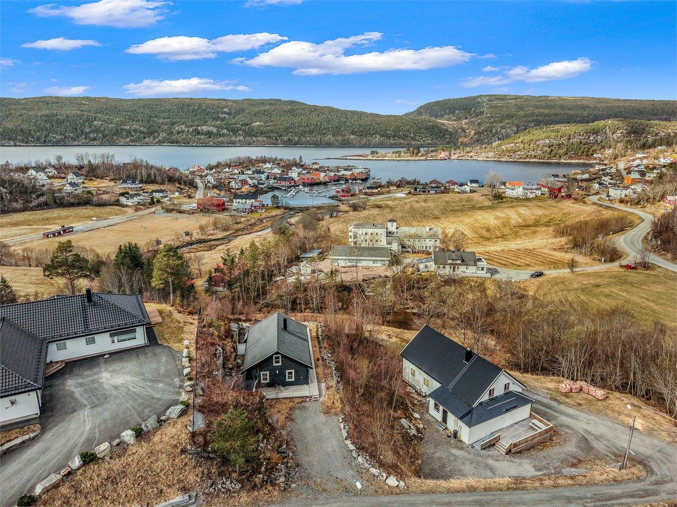 Omtrent 10-15 minutters gange fra hytta finner du Marthabrygga, Landnota Bar og Spiseri samt Råkvåg Gjestgiveri - tre populære steder med matservering og uteservering i sommersesongen.