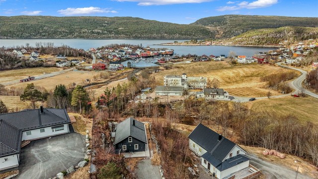 Omtrent 10-15 minutters gange fra hytta finner du Marthabrygga, Landnota Bar og Spiseri samt Råkvåg Gjestgiveri - tre populære steder med matservering og uteservering i sommersesongen.