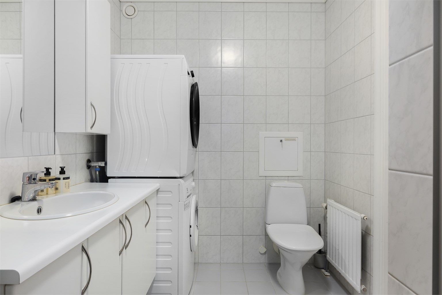 Det er både gulvvarme og radiator som varmekilde. I tillegg til at det er opplegg for både vaskemaskin og tørketrommel