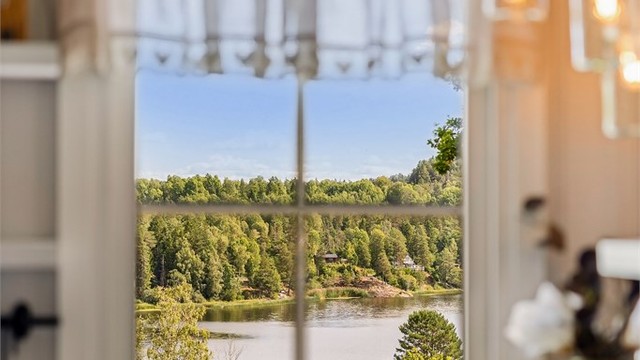 Nydelig utsikt mot Askjemvannet fra kjøkkenvinduet.
