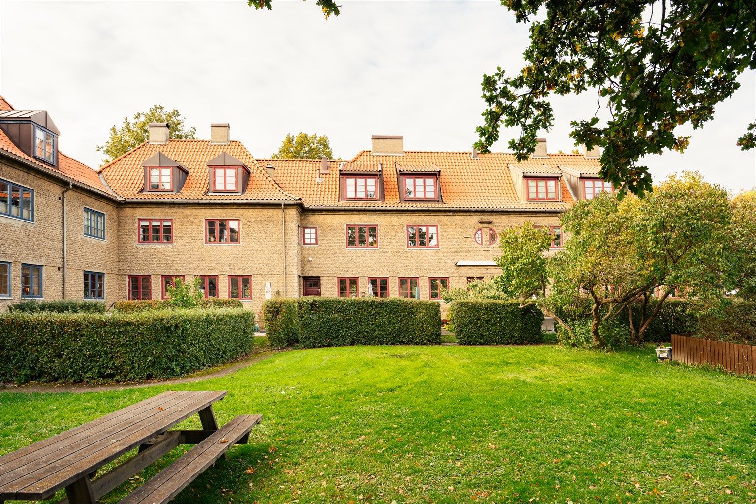 Hagebyen er kjent for sine karakteristiske småhus og fredelige atmosfære.