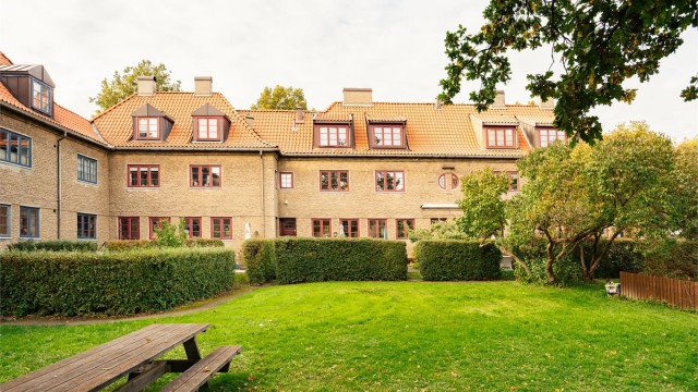 Hagebyen er kjent for sine karakteristiske småhus og fredelige atmosfære.