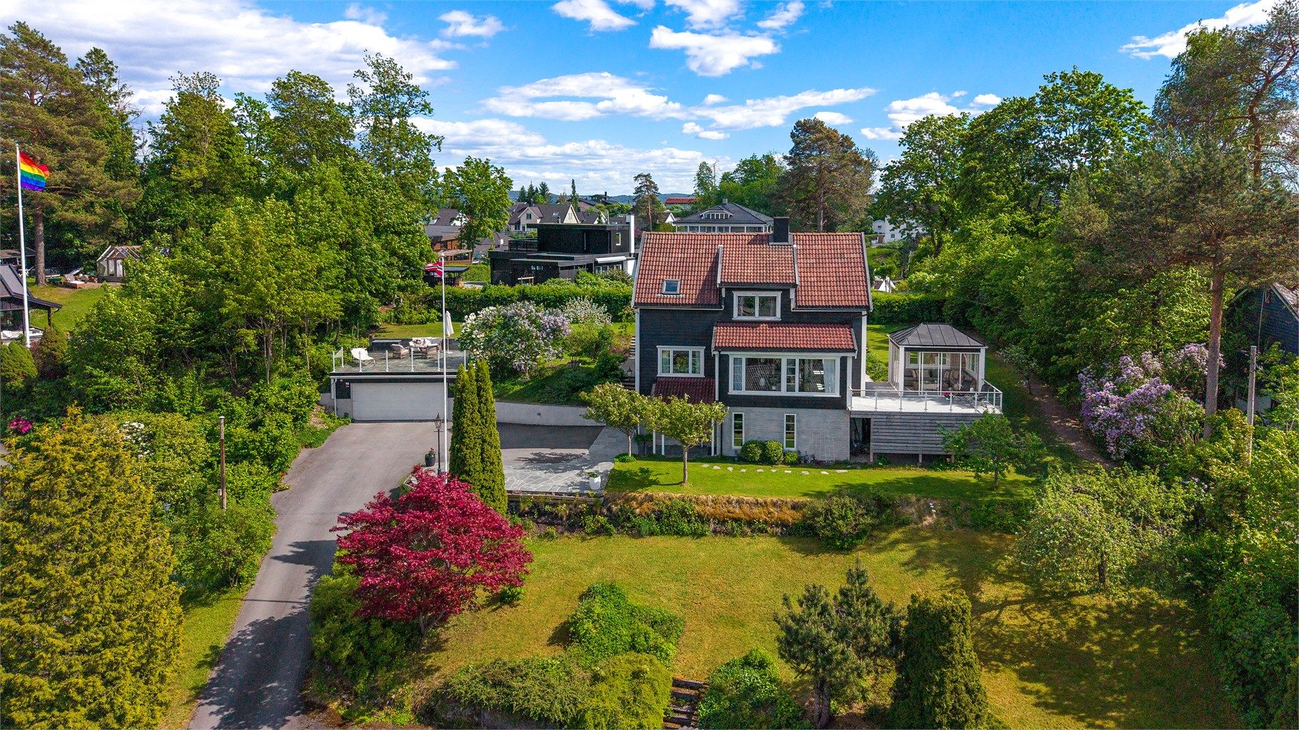 Velkommen til Granveien 58A, presentert av Terje Tveit i Krogsveen. Fantastisk enebolig i idyllisk og attraktivt villastrøk. Usjenert beliggenhet, fantastisk utsikt på en solrik kolle. Foto: Trond Reder