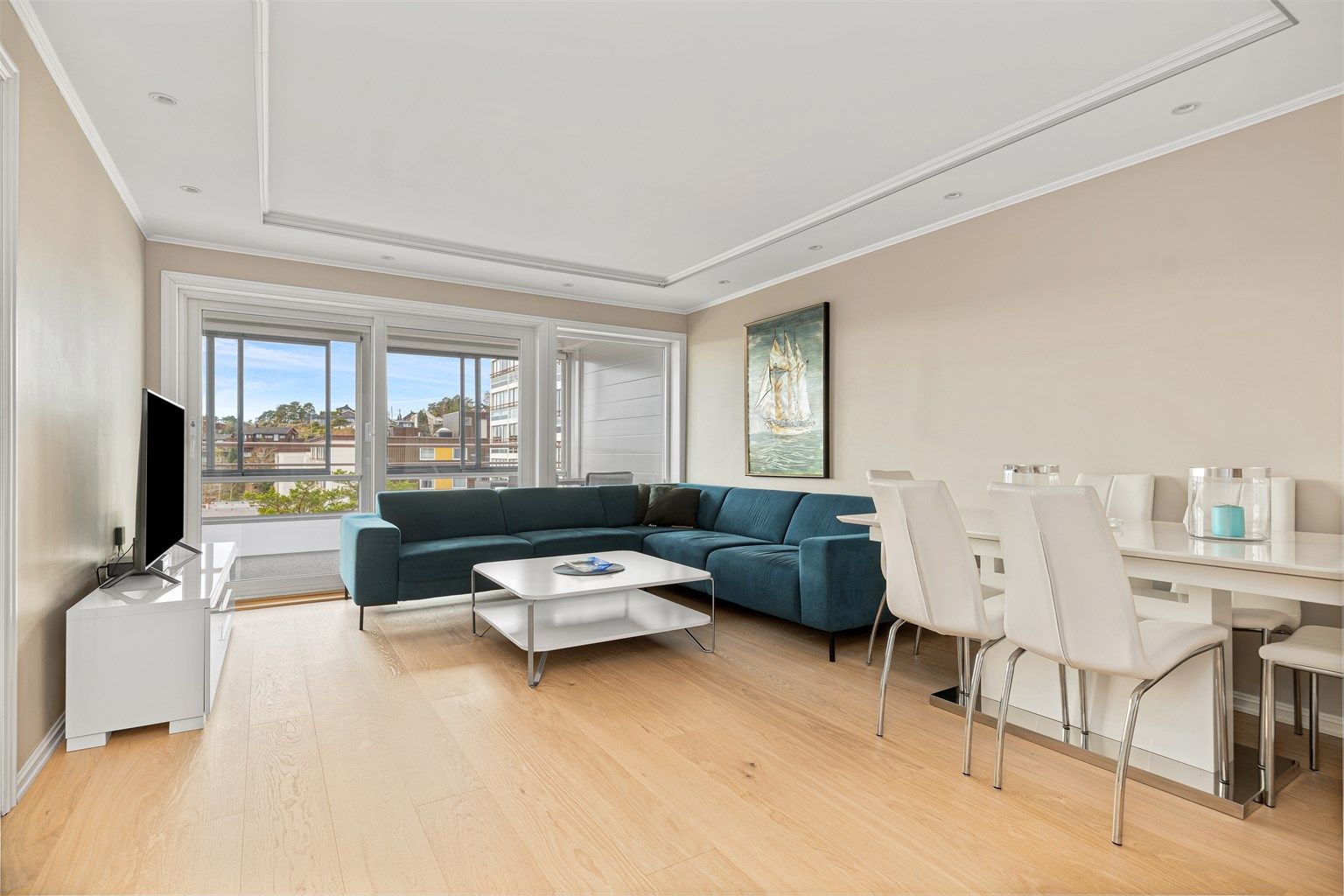 Velkommen til Kjerrheia 13 - en hyggelig 2-roms andelsleilighet med stor innglasset balkong på 16 kvm og gode solforhold!