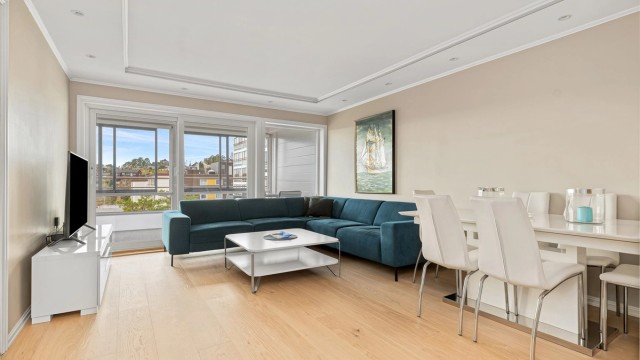 Velkommen til Kjerrheia 13 - en hyggelig 2-roms andelsleilighet med stor innglasset balkong på 16 kvm og gode solforhold!