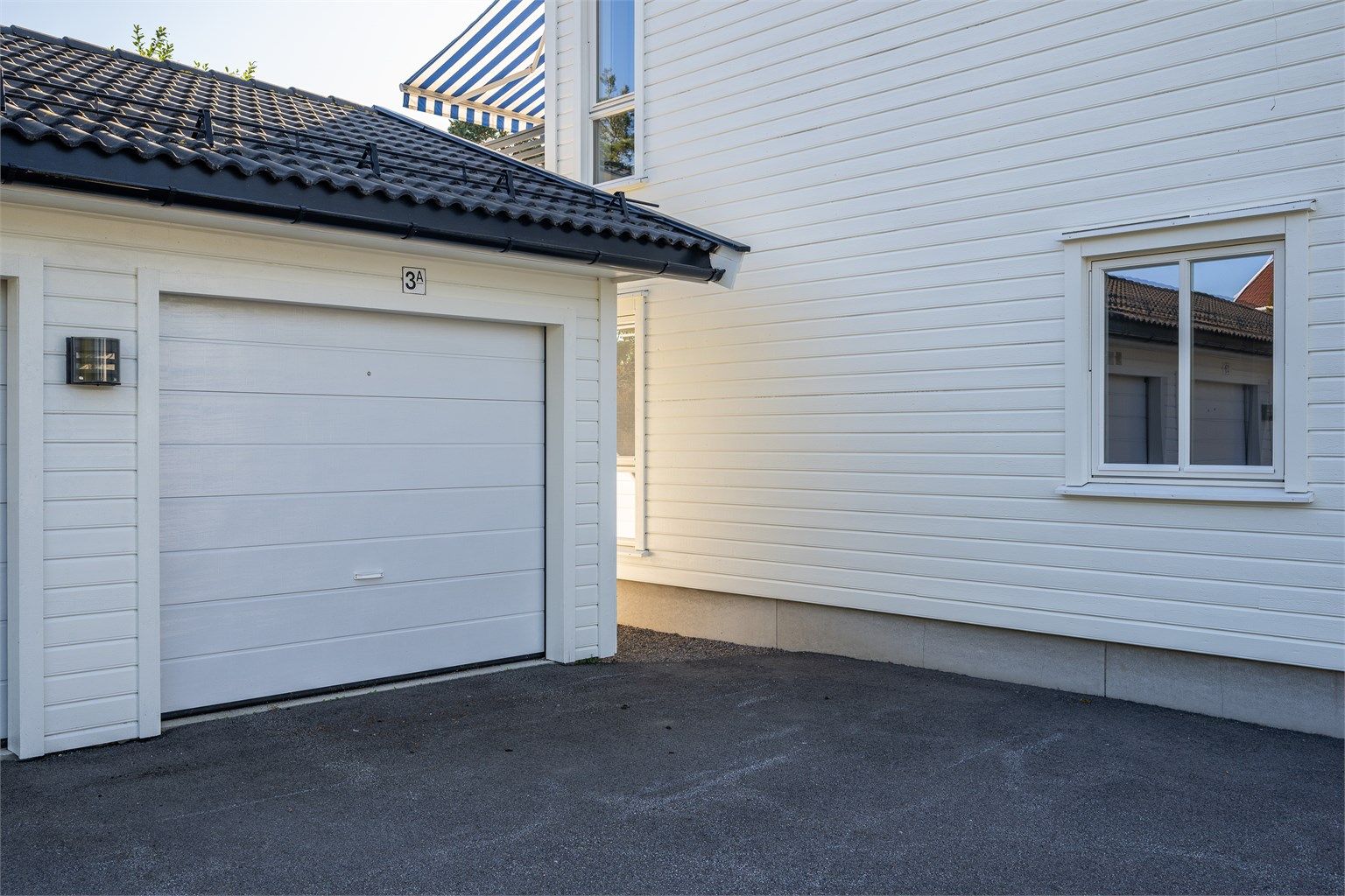 Leiligheten har garasjeplassen nærmest sin inngang merket med 3A. Denne er 21 kvm. 