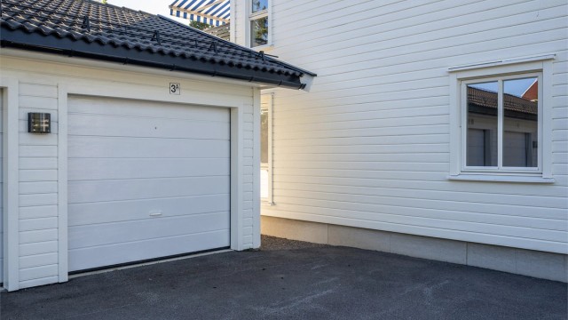 Leiligheten har garasjeplassen nærmest sin inngang merket med 3A. Denne er 21 kvm.