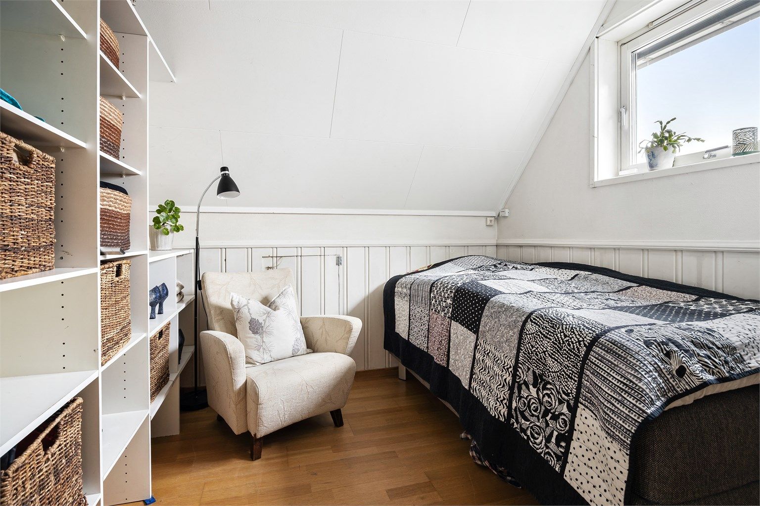 Innvendige overflater i 2. etasje: Heltrebord og laminat på gulv. Panel på vegger. Panel i himling.