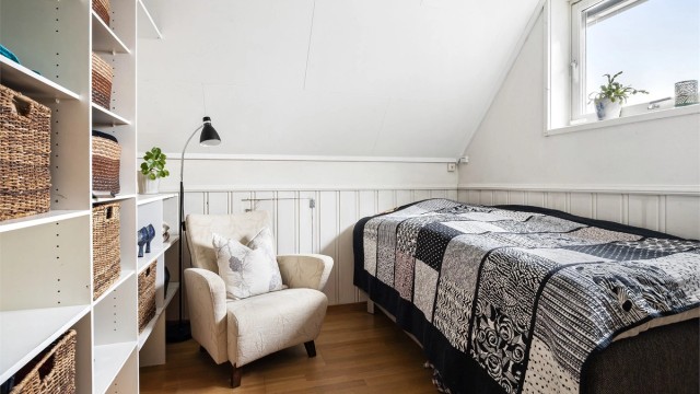 Innvendige overflater i 2. etasje: Heltrebord og laminat på gulv. Panel på vegger. Panel i himling.