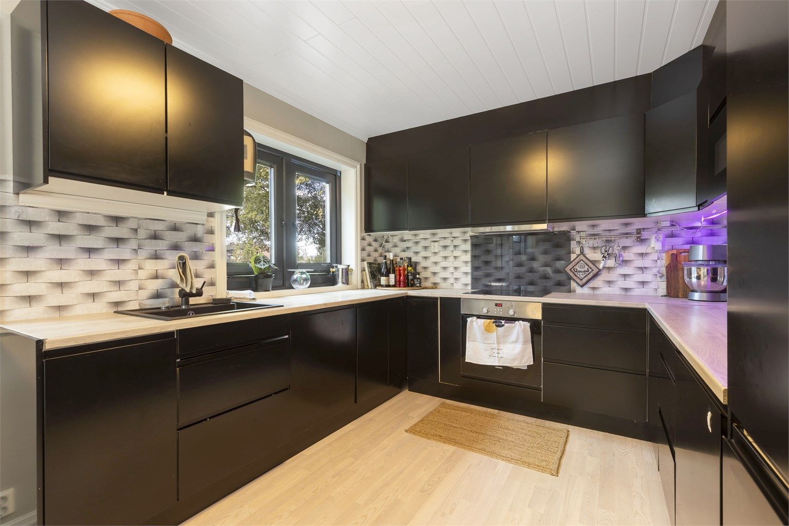 Kjøkkenet har laminert benkeplate med nedsenket oppvaskkum i komposittmateriale. Integrert kjøl/frys, ovn, platetopp, oppvaskmaskin og avtrekksvifte. 
