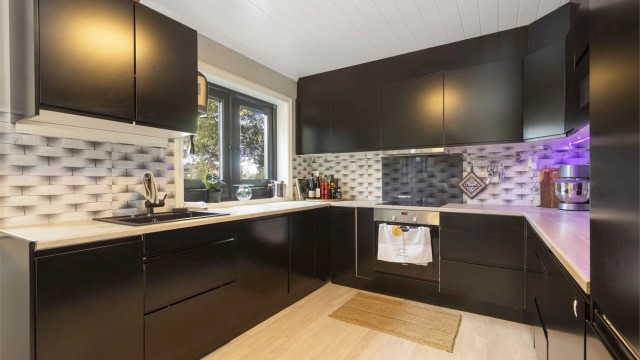 Kjøkkenet har laminert benkeplate med nedsenket oppvaskkum i komposittmateriale. Integrert kjøl/frys, ovn, platetopp, oppvaskmaskin og avtrekksvifte.