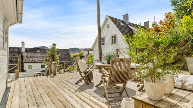 Terrassen er romslig og her er det godt med boltreplass for både store og små.
