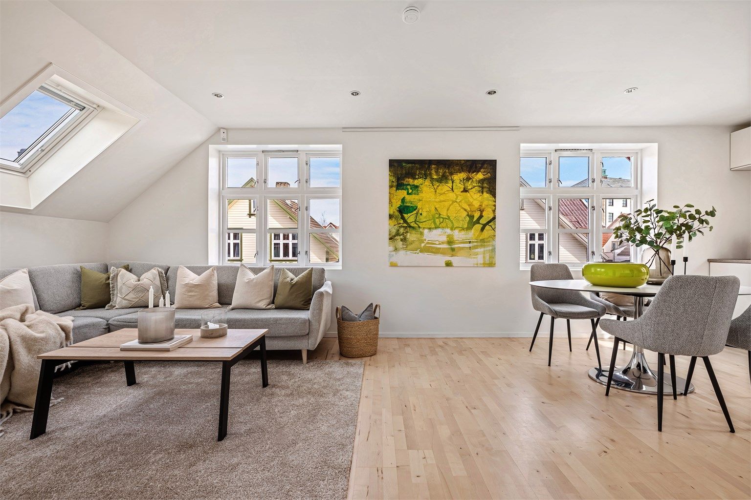 Ellers malte vegger og lys himling. Det er store vindusflater og takvindu, som gir gode lysforhold. Det kommer nye glass i noen av vinduene. 