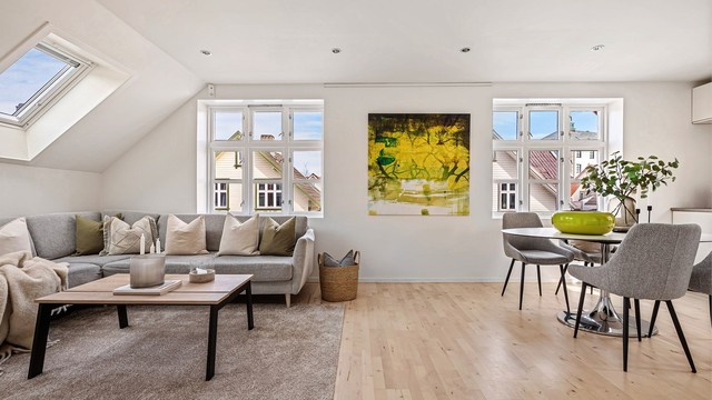 Ellers malte vegger og lys himling. Det er store vindusflater og takvindu, som gir gode lysforhold. Det kommer nye glass i noen av vinduene.