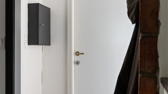 Velkommen inn! Entréen har praktisk, flislagt gulv