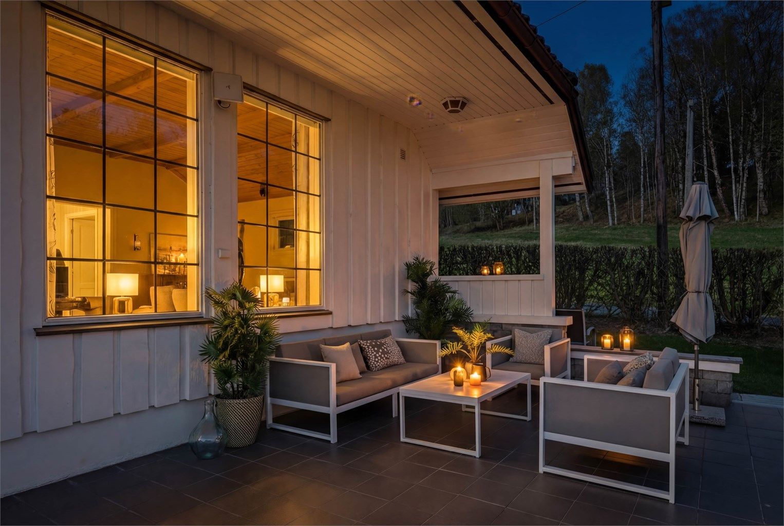 Herlig uteplass hvor også sommerkveldene kan nytes!