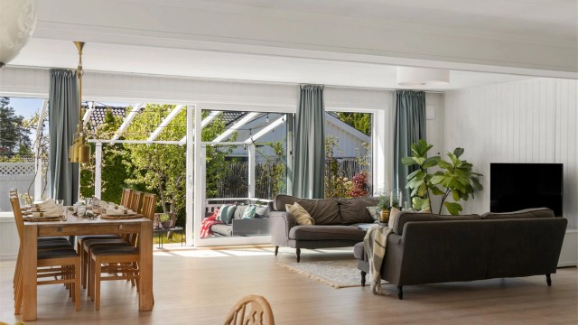 Stuen har flere, store vindusflater som gir rikelig med naturlig lys