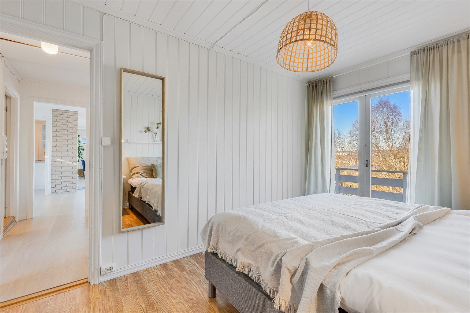 Fra sengen på hovedsoverommet ser du ut på himmelen, om du setter deg opp, ser du sjøen også.