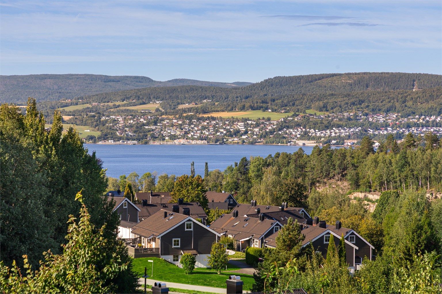 Her får du utsikt mot Drammensfjorden og gode solforhold på balkongen
