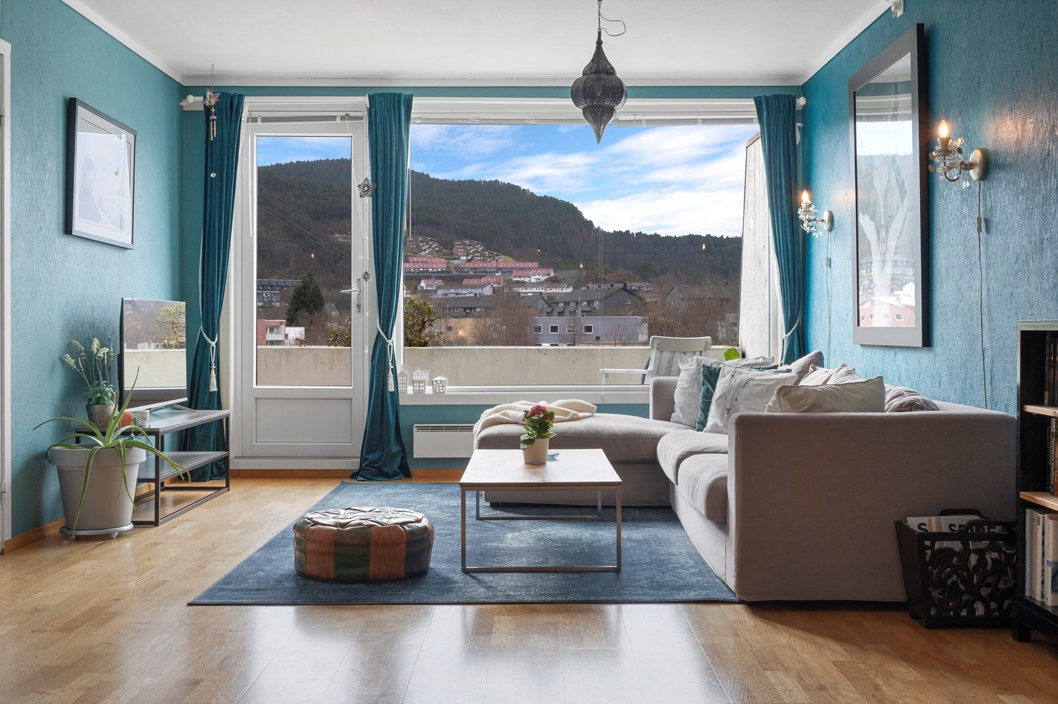 Velkommen til Liaflaten 27! En flott toppleilighet med sentral beliggenhet i Åsane i et familievennlig nabolag. 