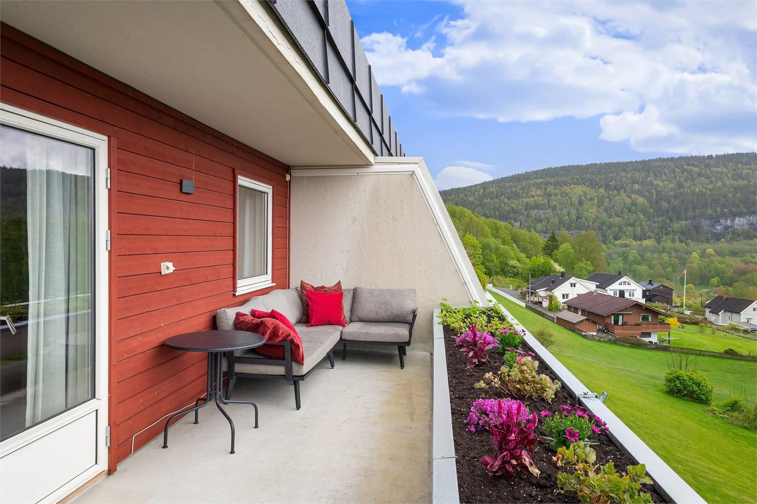 Fra stuen/kjøkkenet er det utgang til en herlig terrasse på hele 13 kvm