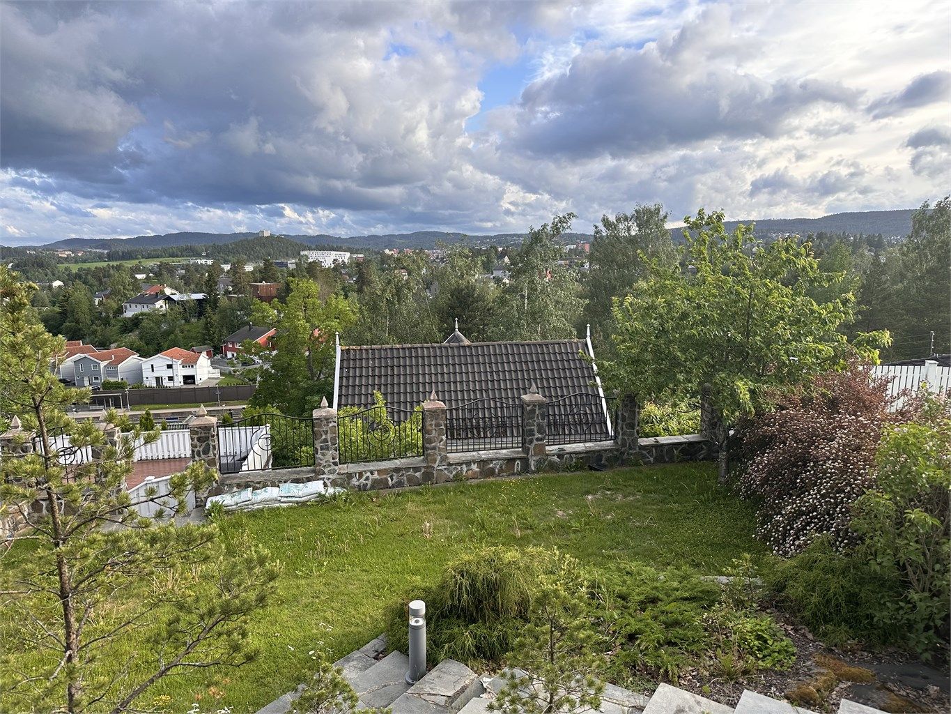 Eiendommen har en stor tomt hvor ca 717 kvm er fradelt. Det er nødvendig med tilpassninger om den skal bebygges