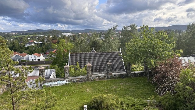 Eiendommen har en stor tomt hvor ca 717 kvm er fradelt. Det er nødvendig med tilpassninger om den skal bebygges