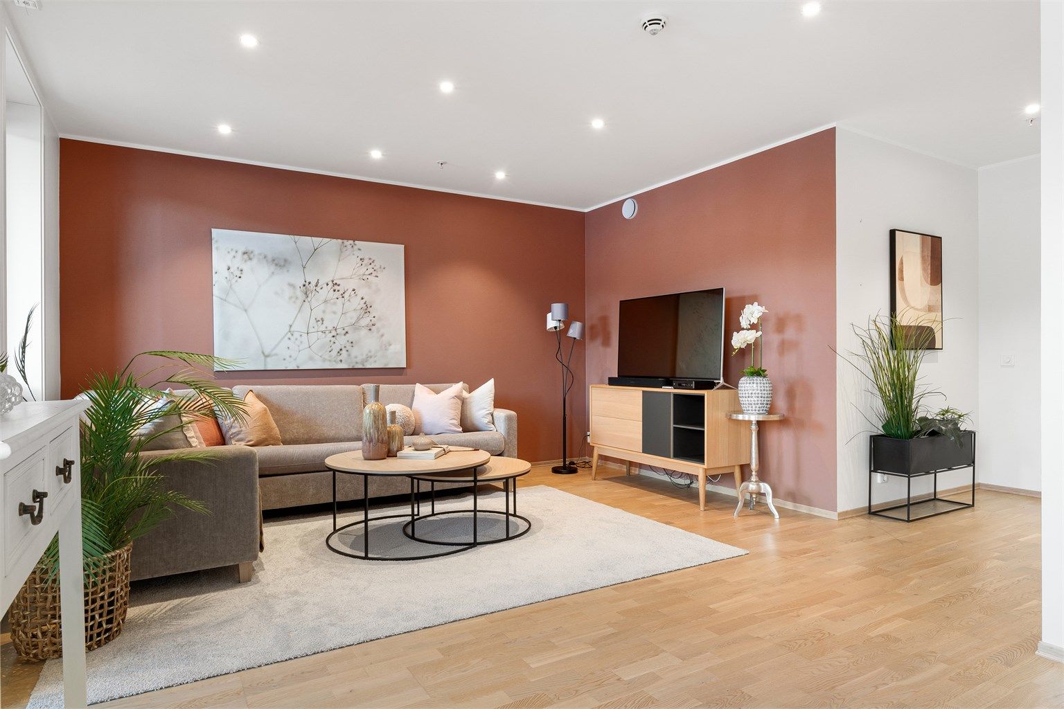 Leiligheten fremstår som meget innbydende med moderne fargevalg og fine løsninger. Balansert ventilasjon sørger for et godt inneklima.