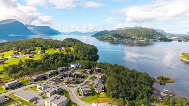 Eiendommen ligger helt vest på Flisneset, med kort vei ned til sjøen og svaberg.