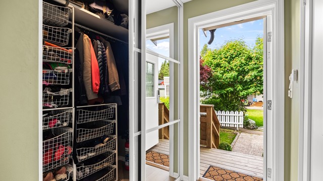 Entré - skyvedørsgarderobe med speil for lagring av ytterklær og sko