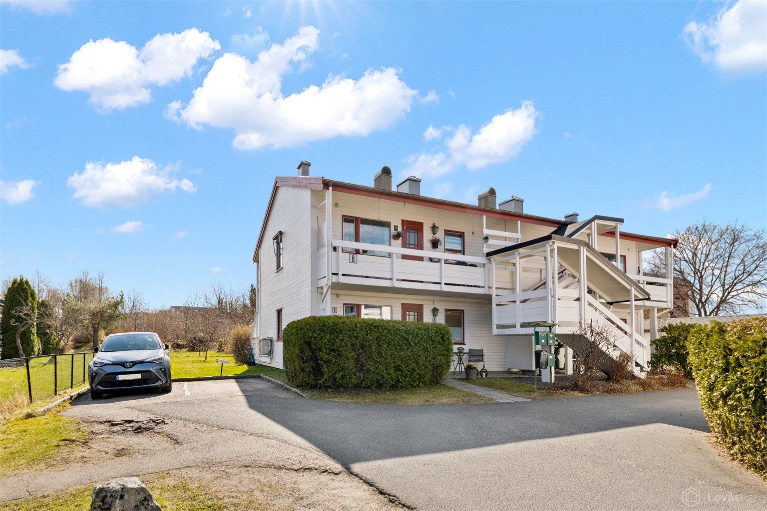 Leiligheten ligger i 1. etasje i del av firemannsbolig innerst i Pearl Engens vei. Fredelig og skjermet beliggenhet.