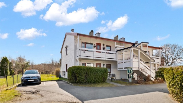 Leiligheten ligger i 1. etasje i del av firemannsbolig innerst i Pearl Engens vei. Fredelig og skjermet beliggenhet.