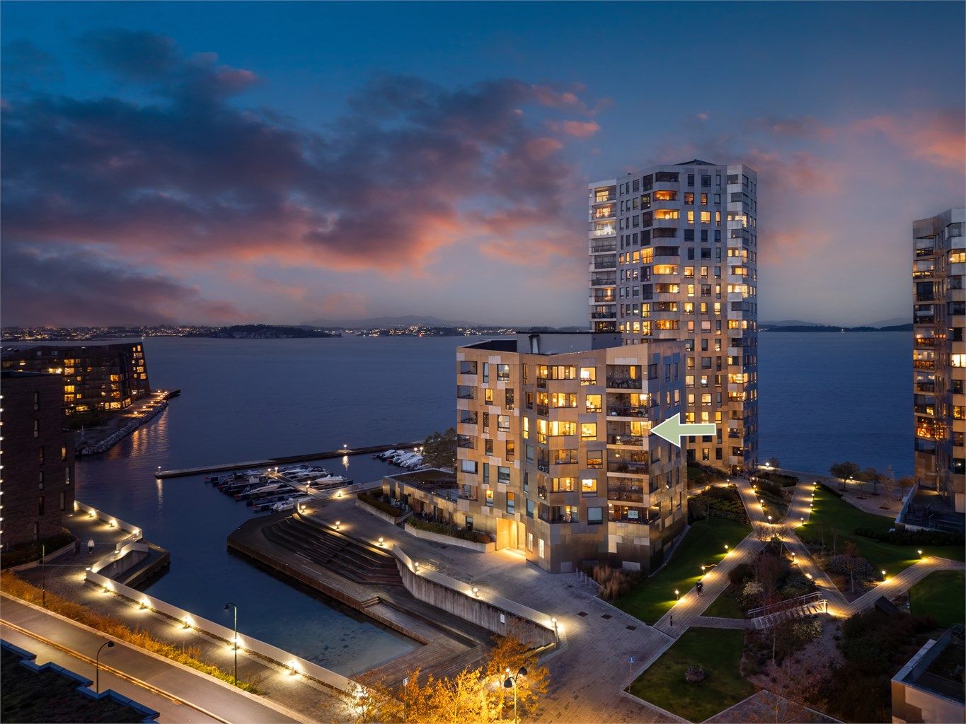 Lervig Brygge Pluss ligger like i sjøkanten.