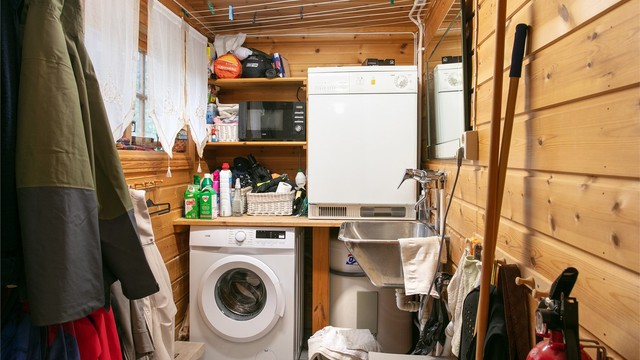 Praktisk vaskerom med flislagt gulv, varmekabler, opplegg for vaskemaskin og vaskekum.