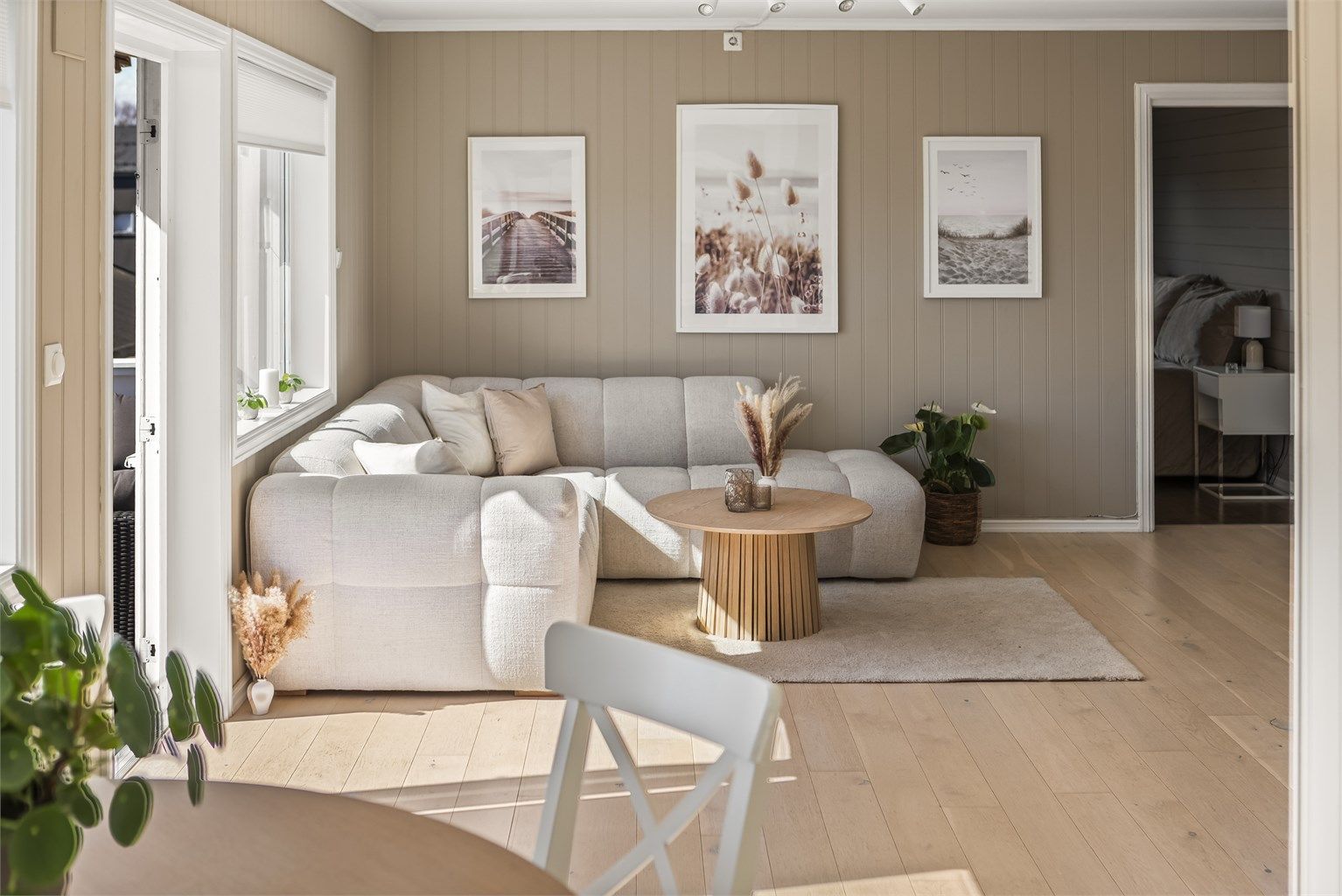 De gjennomgående farge- og materialvalgene skaper en helhetlig og rolig atmosfære.