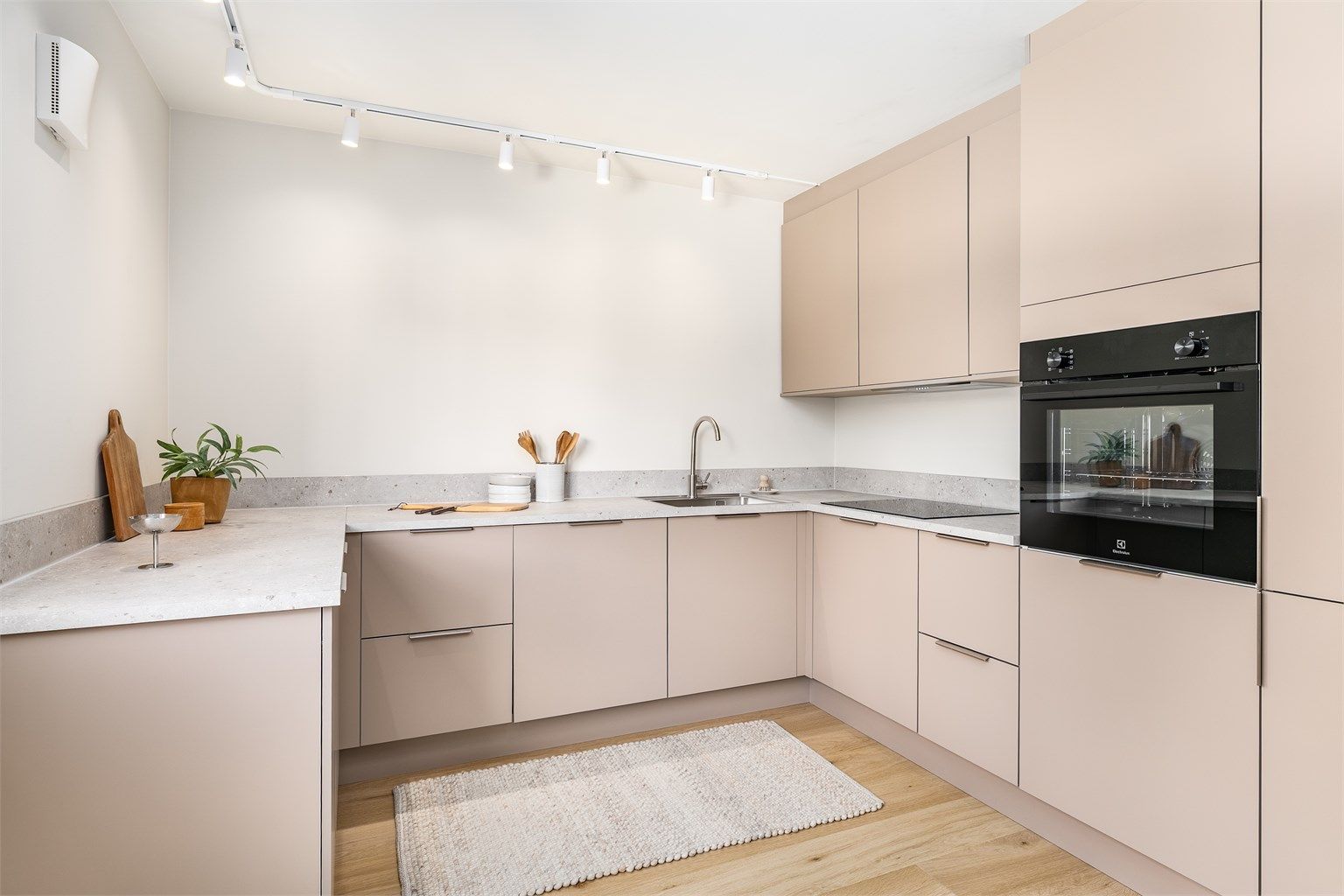 Kjøkkeninnredningen er en moderne løsning fra HTH, med integrerte hvitevarer fra Electrolux.