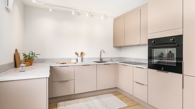 Kjøkkeninnredningen er en moderne løsning fra HTH, med integrerte hvitevarer fra Electrolux.