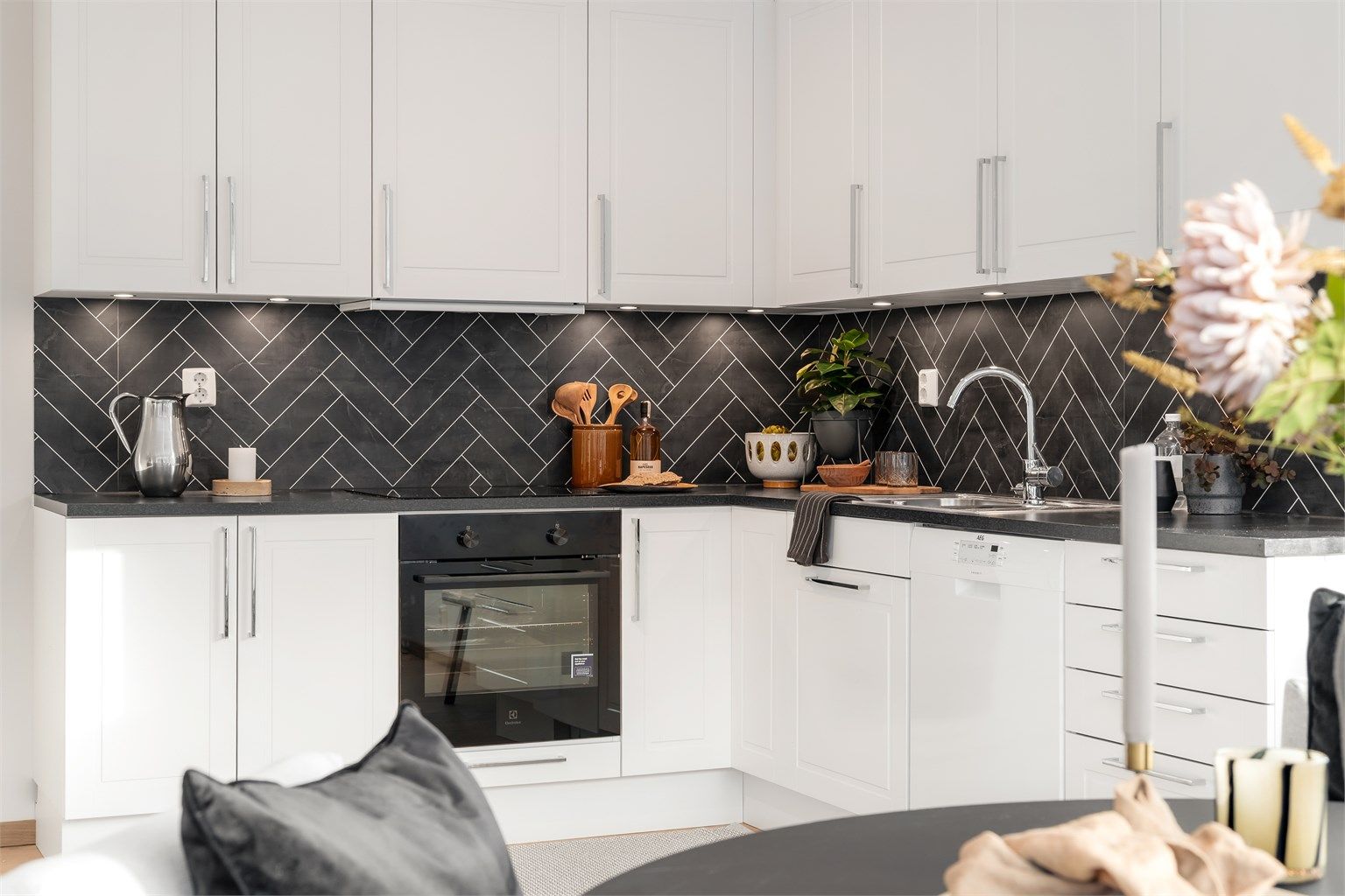 Induksjonstopp og integrert komfyr og oppvaskmaskin. Ventilator med belysning.