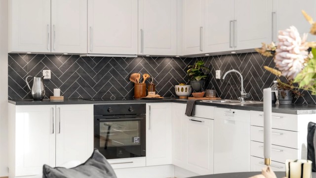 Induksjonstopp og integrert komfyr og oppvaskmaskin. Ventilator med belysning.