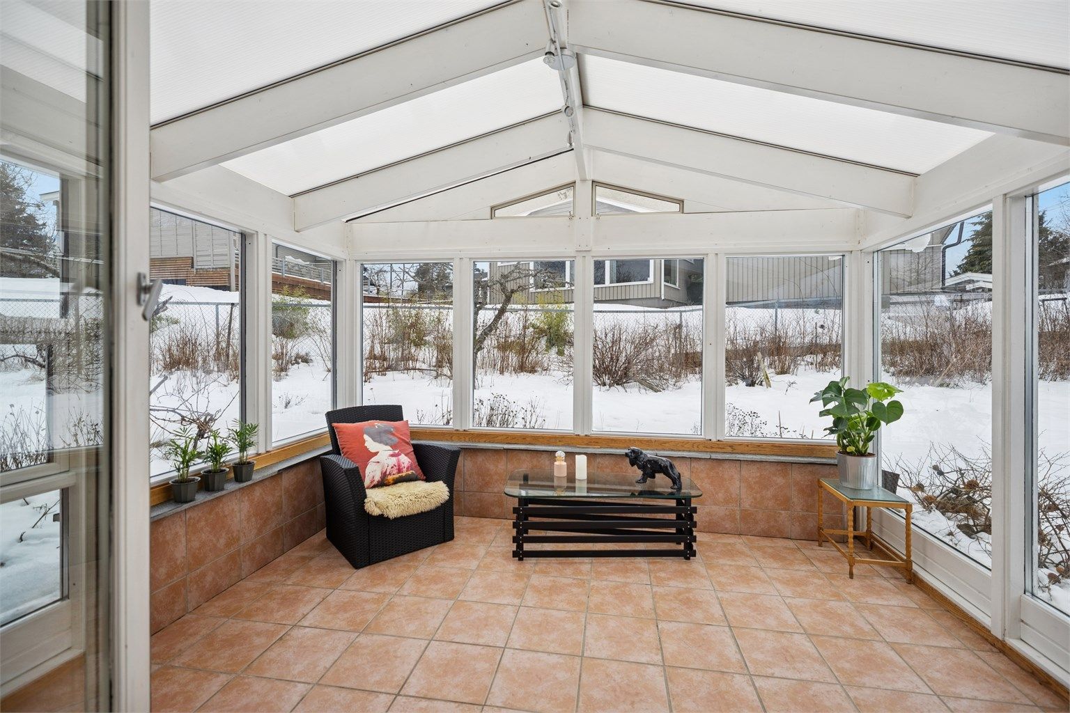 Fra stua er det også direkte adkomst til en vinterhage på ca. 13 kvm. Vinterhagen er ikke byggesøkt. 