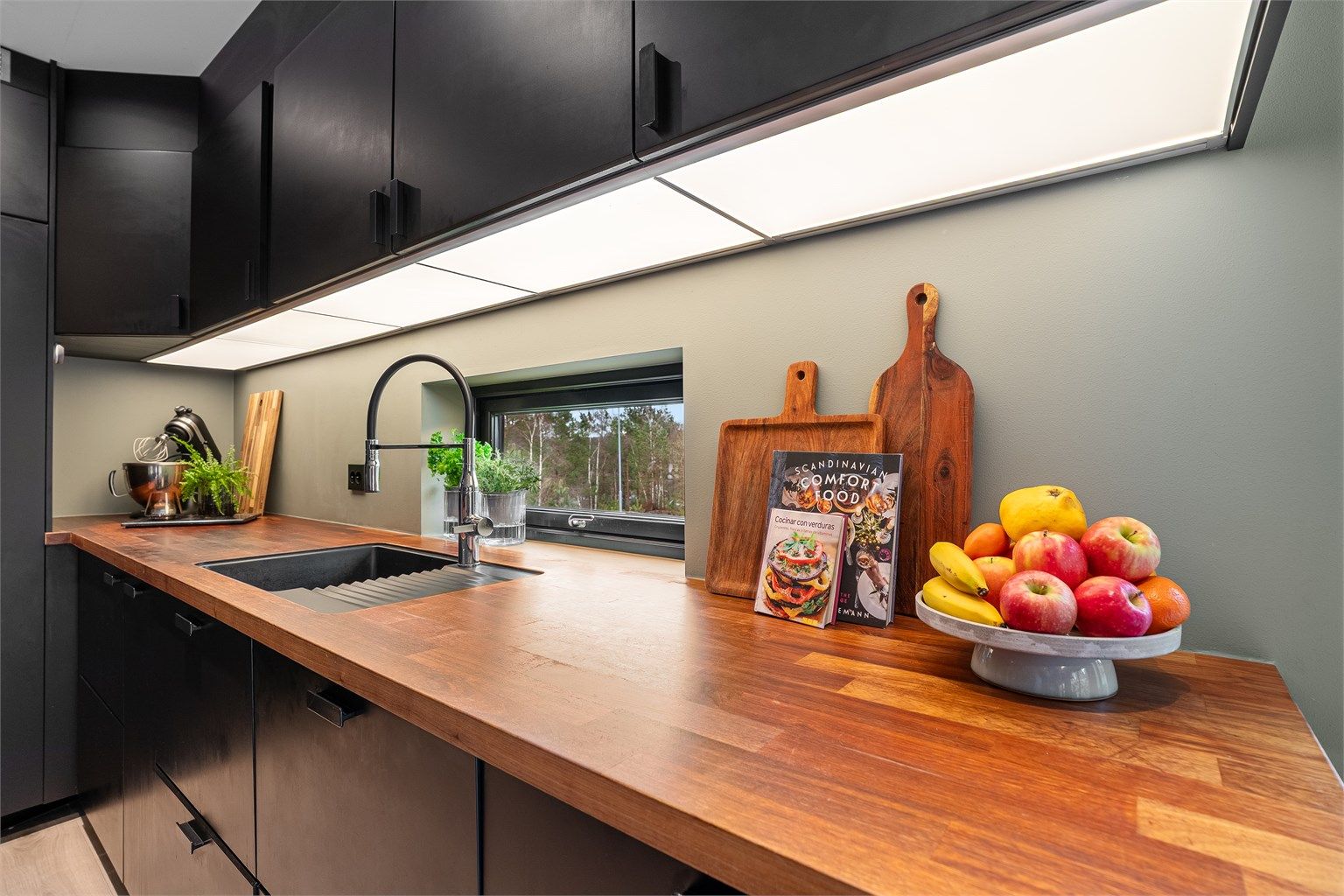 Godt med lys under overskapene