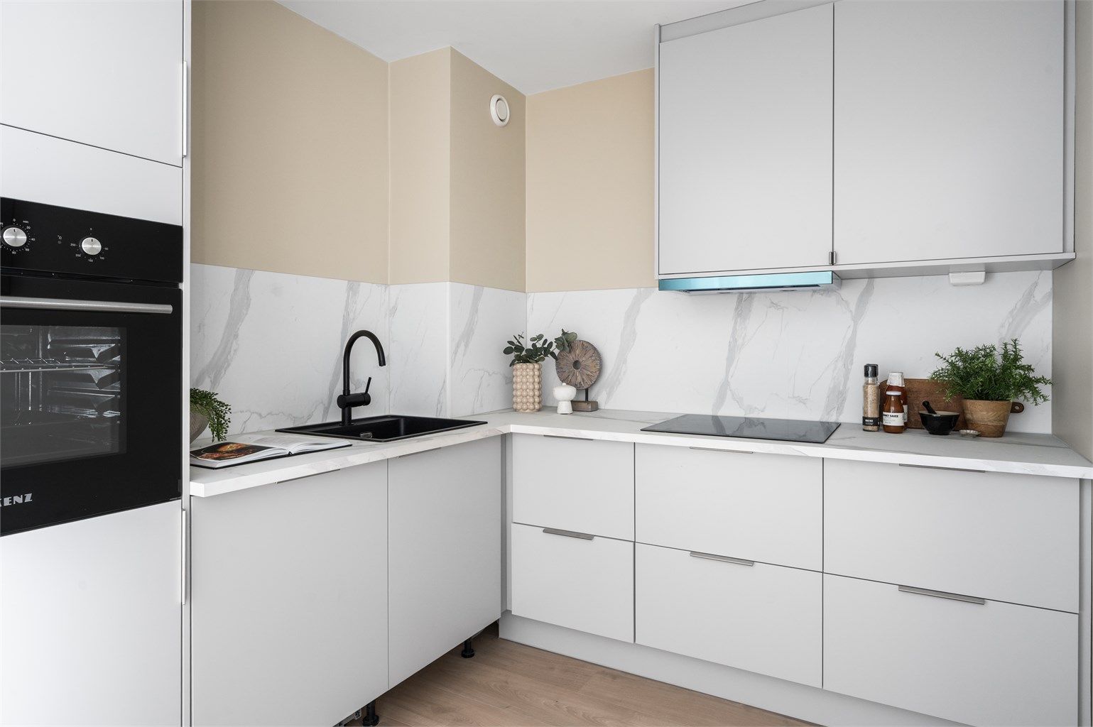 De lyse og delikate fargetonene går igjen også her, og bidrar til et luftig og helhetlig uttrykk. List under skap monteres fortløpende.