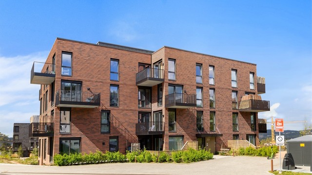 Boligen ligger i et attraktivt og familievennlig boligområde med kort vei til skoler, barnehager, servicetilbud og flotte friluftsområder.