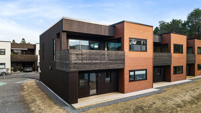 Velkommen til Eikenosvågen! En innflytningsklar og oppgradert enebolig i rekke med gjennomgående gode materialvalg.