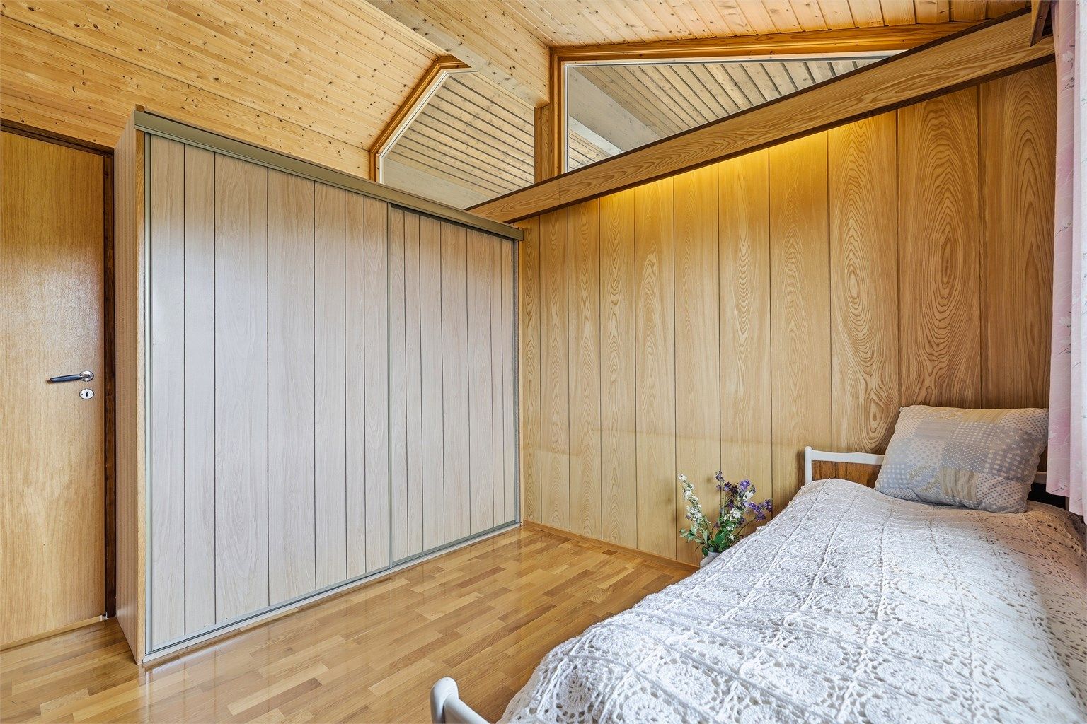 Tre av soverommene ligger i en egen del av huset sammen med badet, det fjerde er en del av stuen som er omgjort til soverom.