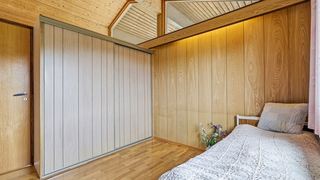 Tre av soverommene ligger i en egen del av huset sammen med badet, det fjerde er en del av stuen som er omgjort til soverom.