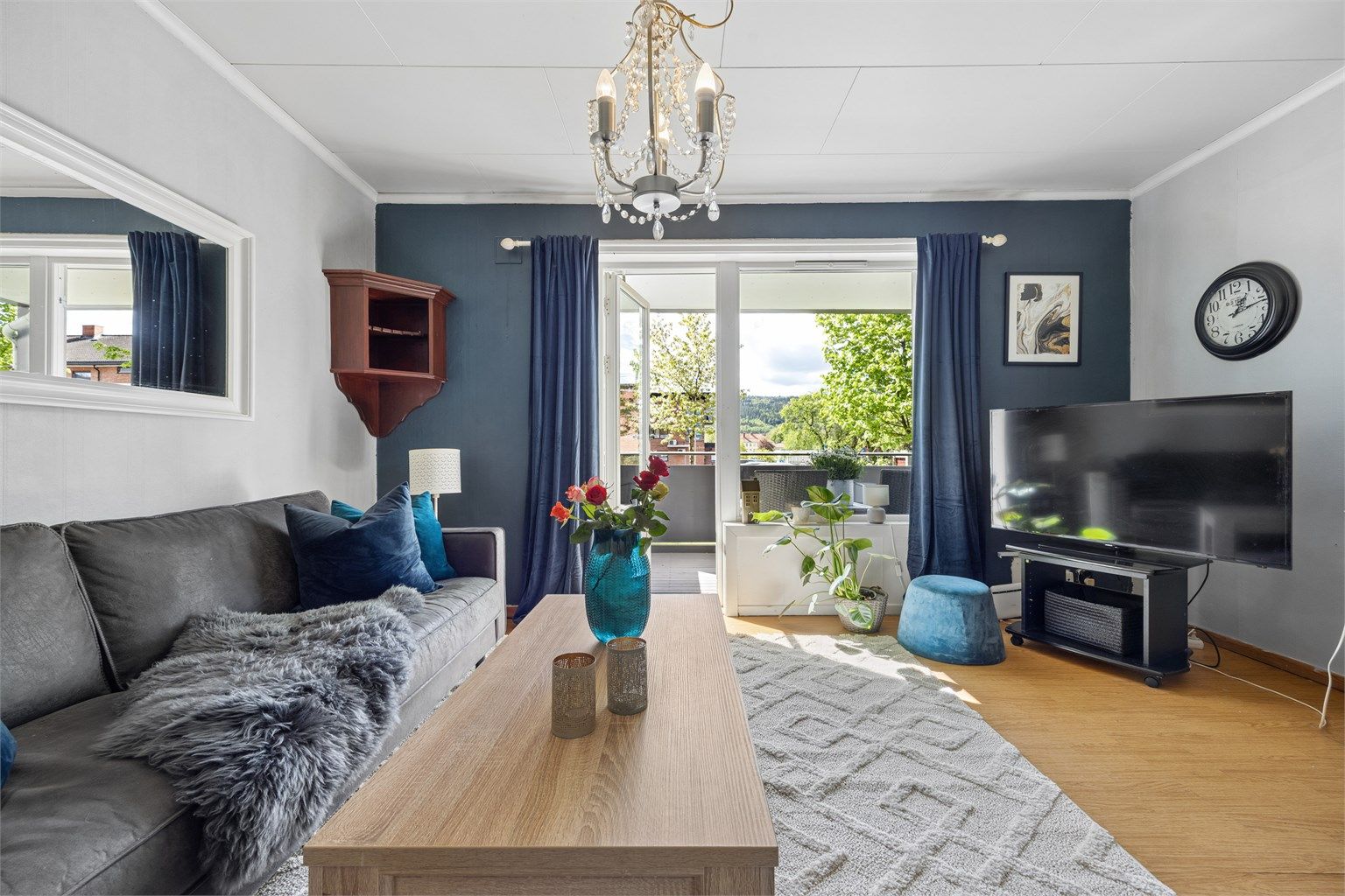 Adkomst til terrasse med videre adkomst til felles hageareal