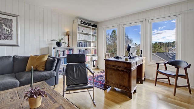 TV-stue i 1. etasje - adkomst fra stue 1 - god plass til sofaløsning, tv og kontorløsning - store vindusflater med flott utsyn