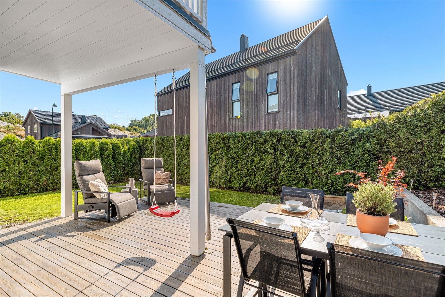 Her får du en nydelig uteplass med både markterrasse og hage! Perfekt for både små, store og firebeinte. 