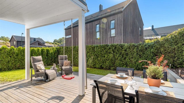 Her får du en nydelig uteplass med både markterrasse og hage! Perfekt for både små, store og firebeinte.